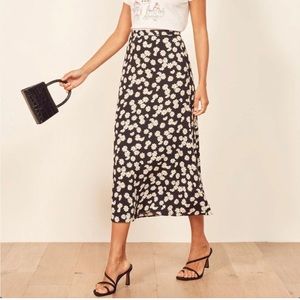 reformation bea skirt in daisy pattern